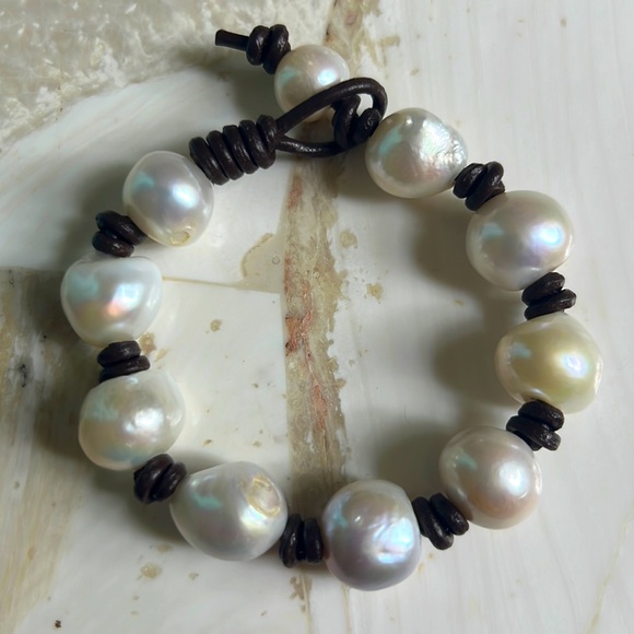 NEW Baroque Pearls & Leather Bracelet - Picture 2 of 4